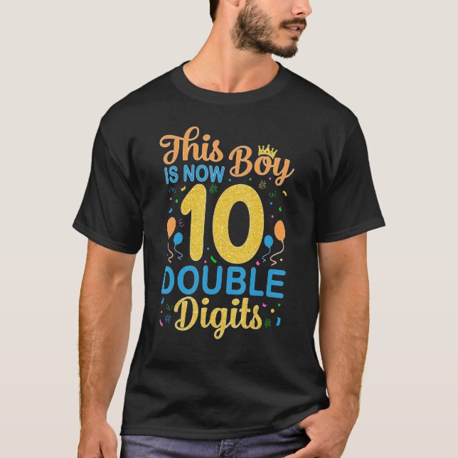 Den här pojken är nu Dubblans siffror på födelseda T Shirt (Framsida)