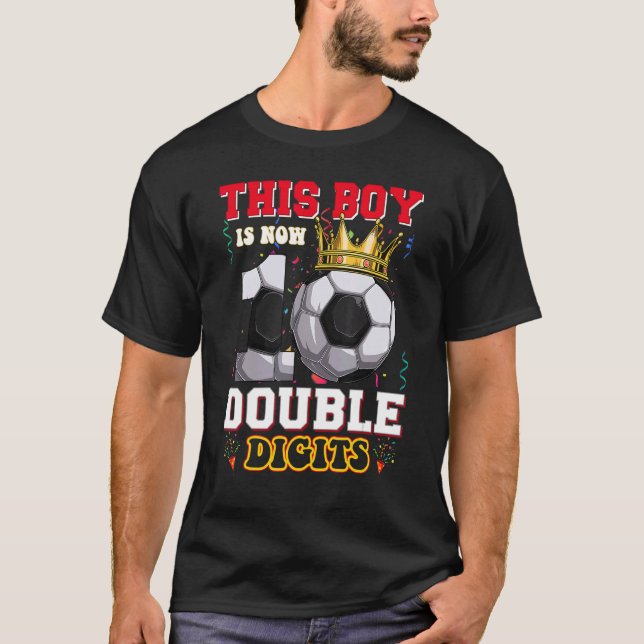 Den här pojken är nu tio Dubblors fotnotsdag T Shirt (Framsida)