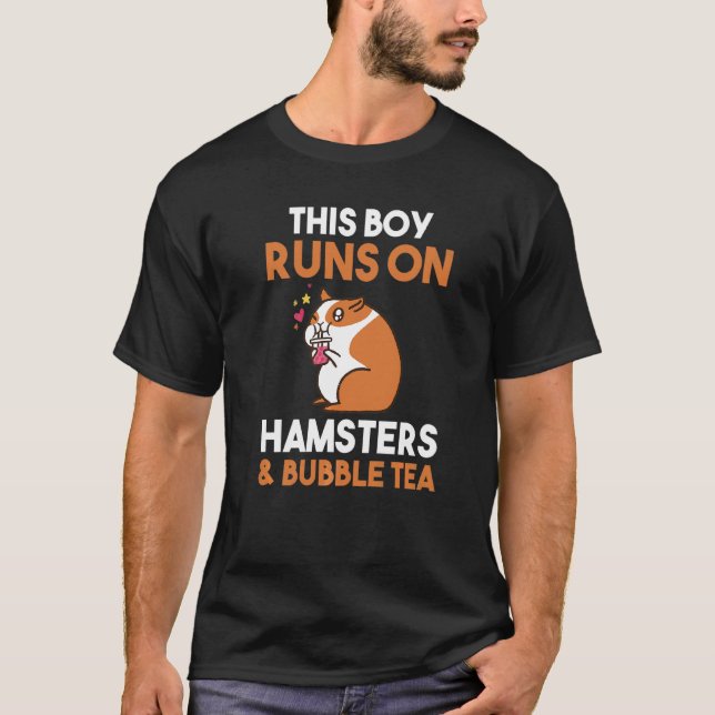 Den här pojken Springa på Bubble Tea och Hamsters T Shirt (Framsida)