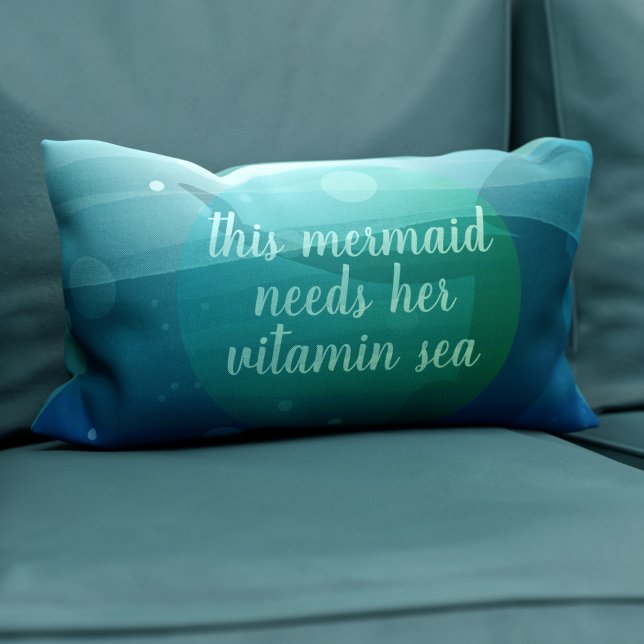 Den här Sjöjungfruns citattecken, vattenfyllning m Lumbarkudde (We all need a touch of vitamin sea. Here's your lumbar pillow to remind you)