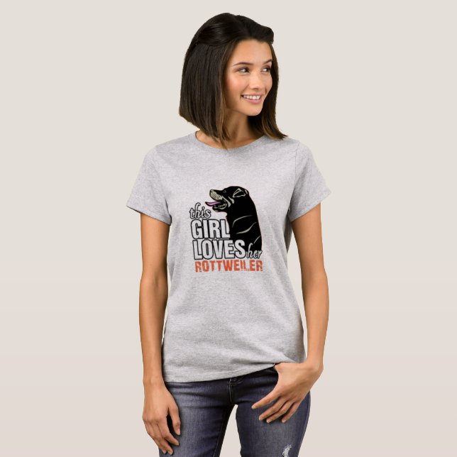 Den här tjejen älskar sin Rottweiler Tee Shirt (Hel framsida)