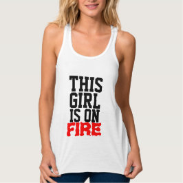 Den här tjejen är på brand linne med racerback