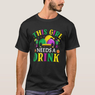Den här tjejen behöver en drink - Nola Mardi Gras  T Shirt