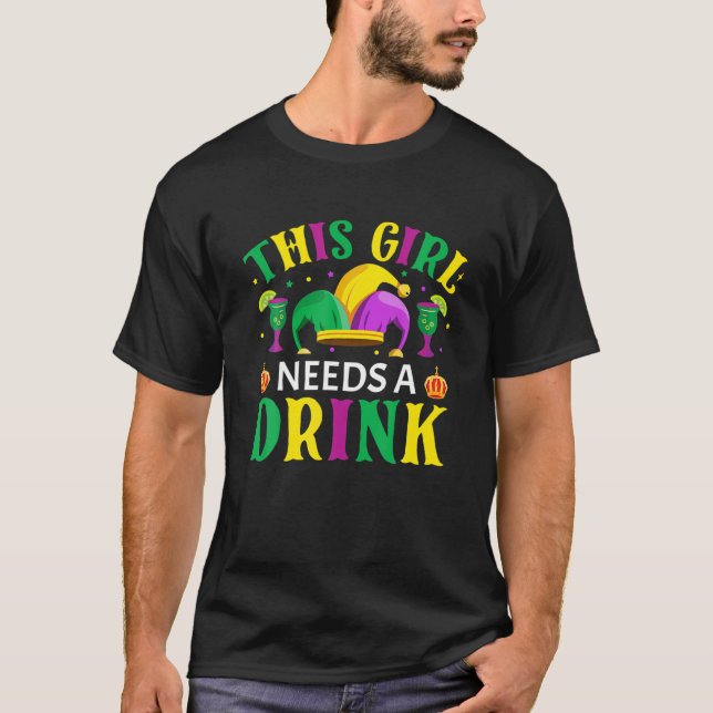 Den här tjejen behöver en drink - Nola Mardi Gras  T Shirt (Framsida)