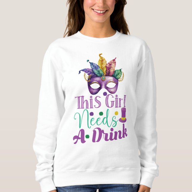 Den här tjejen behöver en dryck Mardi Gras Sweatsh T Shirt (Framsida)