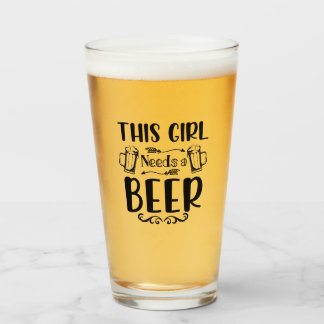 Den här tjejen behöver en öl glaskopp