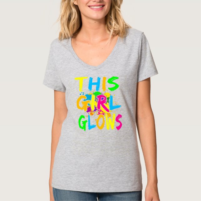 Den här tjejen Glows Retro 80:s Party  T Shirt (Framsida)
