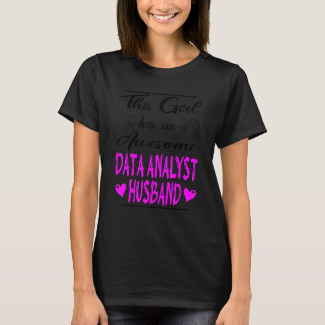 Den här tjejen har en Fantastisk Data Analyst Make T Shirt (Framsida)