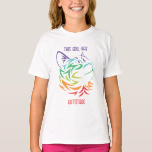Den här tjejen har en kativitet t shirt