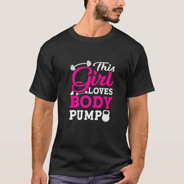 Den här tjejen Kärlek Body Pump Weightlift Bodybui T Shirt (Framsida)