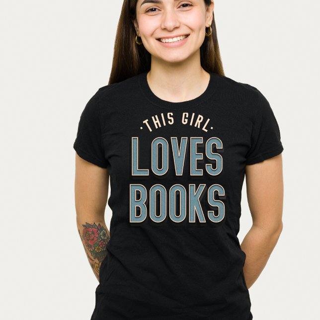 Den här tjejen Kärlek Bokar Tshirt T Shirt (Skapare uppladdad)