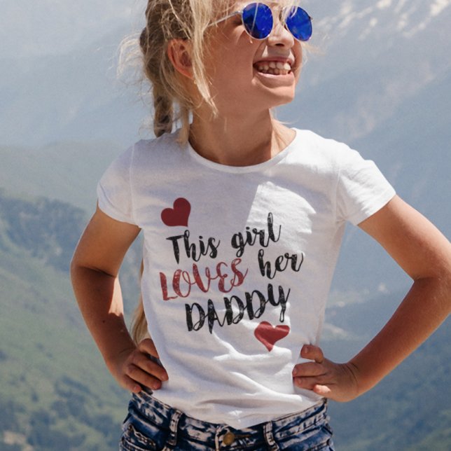 Den här tjejen KÄRLEK hennes pappa T Shirt (Skapare uppladdad)