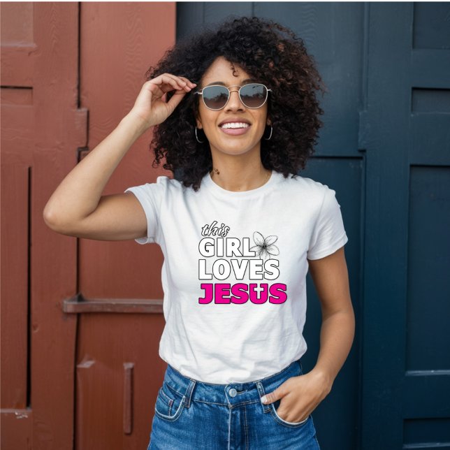 Den här tjejen Kärlek Jesus - Rosa Blommigt T Shirt (Skapare uppladdad)