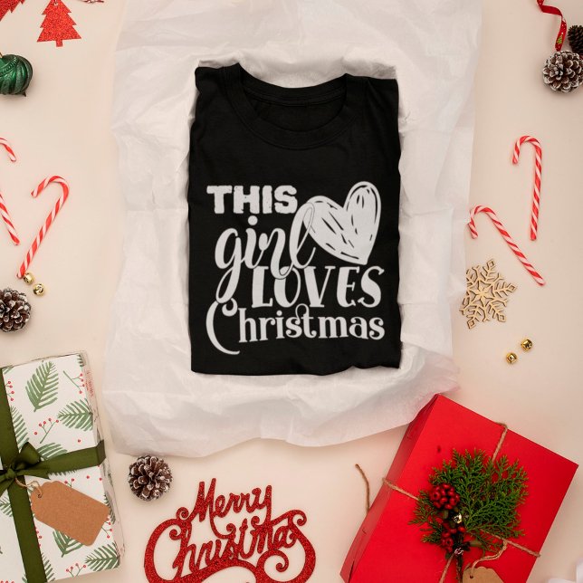 Den här tjejen Kärlek jul-hjärtvita typografin T Shirt (Skapare uppladdad)