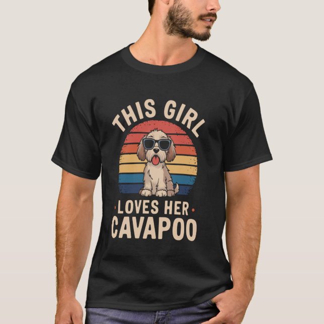 Den här tjejen Kärleken hennes Cavapoo Retro Cute  T Shirt (Framsida)