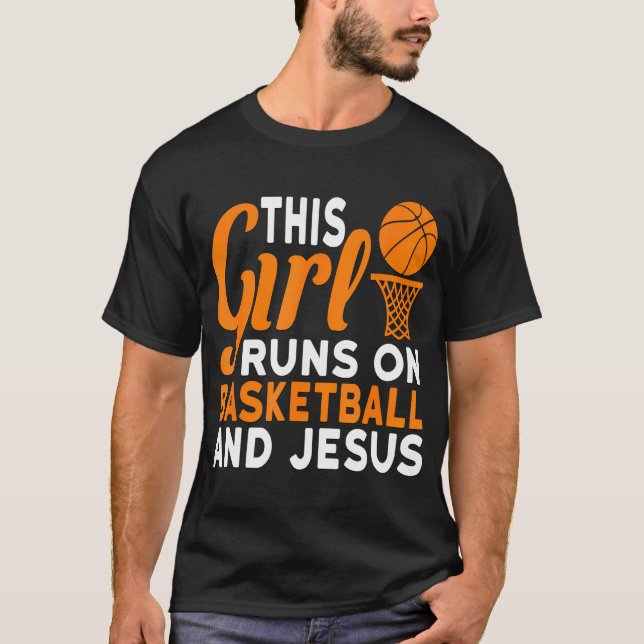 Den här tjejen Springa på basketboll och Jesus gra T Shirt (Framsida)