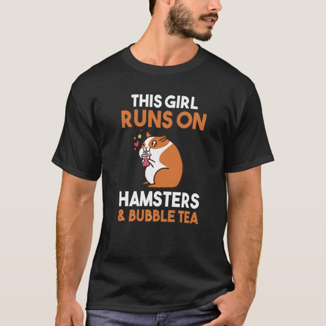 Den här tjejen Springa på Bubble Tea och Hamsters T Shirt (Framsida)