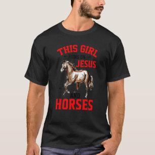 Den här tjejen Springa på Jesus och hästar Roligt T Shirt