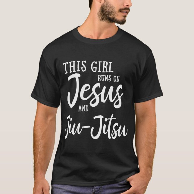 Den här tjejen Springa på Jesus och Jiu Jitsu Chri T Shirt (Framsida)