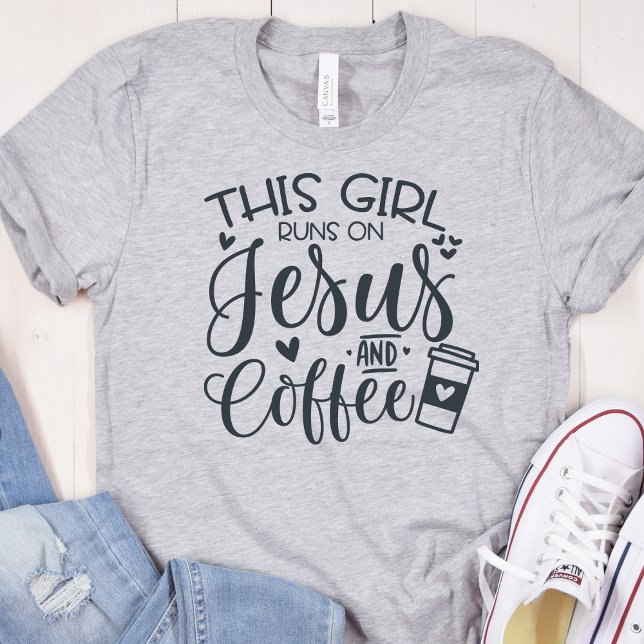 Den här tjejen Springa på Jesus och kaffe Christia T Shirt (This Girl Runs On Jesus and Coffee Women's  Heather Grey T-Shirt)