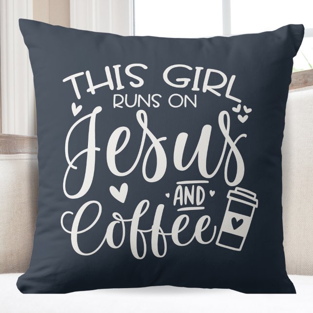 Den här tjejen Springa på Jesus och kaffe Kudde (This Girl Runs on Jesus and Coffee Throw Pillow)