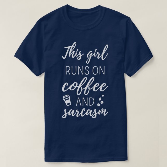 Den här tjejen Springa på kaffe och Sarcasm I T Shirt (Design framsida)