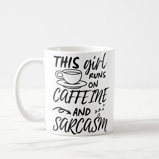 Den här tjejen Springa på koffein och Sarcasm Kaffemugg (Vänster)