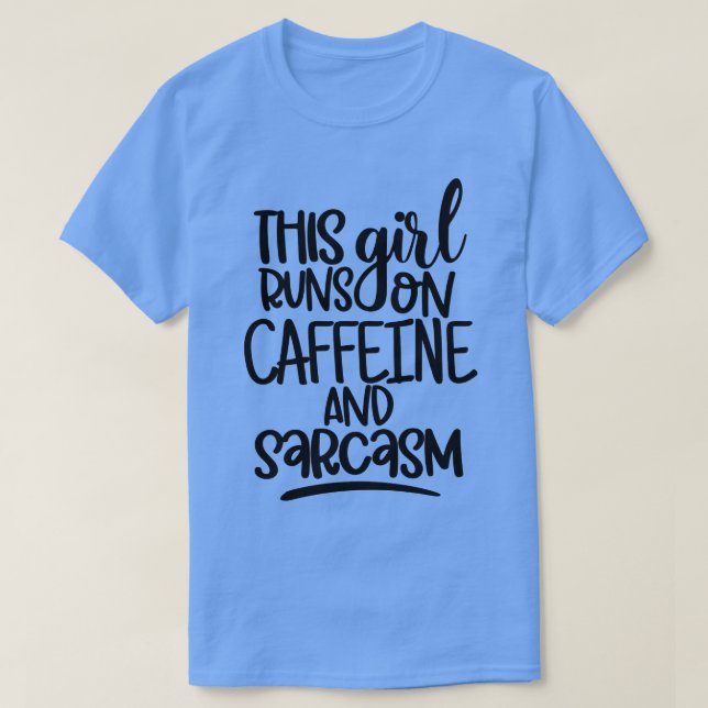 Den här tjejen Springa på koffein och Sarcasm Sarc T Shirt (Design framsida)