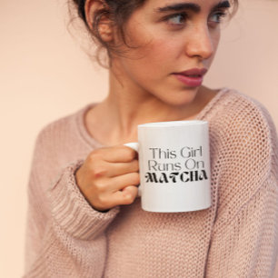Den här tjejen springa på matcha kaffemugg