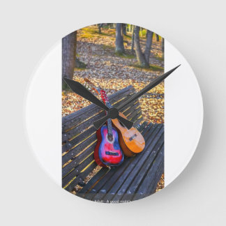 Den här väggklockan kan vara en bra gåva hemma. rund klocka