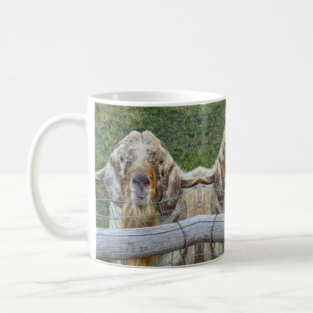 Den här vänliga geten på gården tittar på dig. kaffemugg (Vänster)
