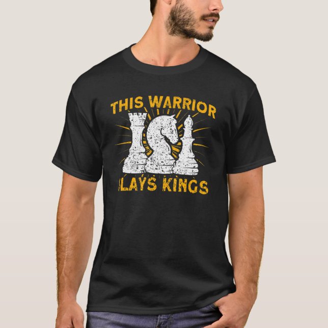 Den här Warriays Slays Kung Chess Player T Shirt (Framsida)