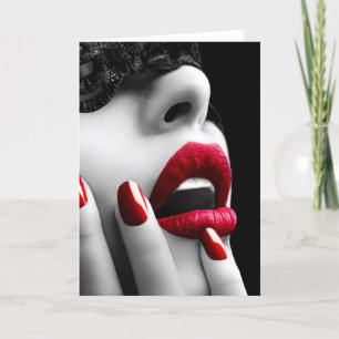 Den härliga kvinnan med svart snöre maskerar kort