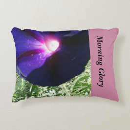 Den härliga purpurfärgade blom- brytningen kudder prydnadskudde