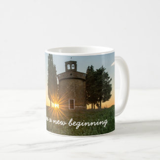 Den härliga soluppgången sätta en klocka på den kaffemugg