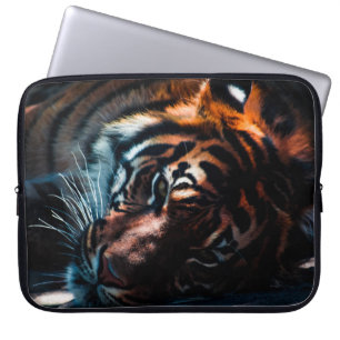 Den härliga tigern som ljuger på hans sidobärbar laptop fodral