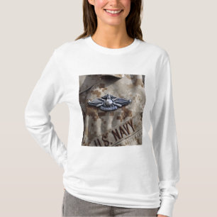 Den hastiga marin- styrkakrigapparaten klämmer t-shirt