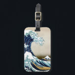 Den högkvalitativa underbaren vinkar av Kanagawa Bagagebricka<br><div class="desc">Underbaren vinkar av Kanagawa (ura för den 神奈川沖浪裏Kanagawa-oki namien? , "under en vinka av Kanagawa"), också som är bekant, som underbaren vinkar eller enkelt vinka, är ett träklosstryck av den japanska ukiyo-ekonstnären Hokusai. Det publicerades sometime mellan 1829 och 1833 [1] i den sena Edo perioden, som det första trycket i...</div>