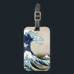 Den högkvalitativa underbaren vinkar av Kanagawa Bagagebricka<br><div class="desc">Underbaren vinkar av Kanagawa (ura för den 神奈川沖浪裏Kanagawa-oki namien? , "under en vinka av Kanagawa"), också som är bekant, som underbaren vinkar eller enkelt vinka, är ett träklosstryck av den japanska ukiyo-ekonstnären Hokusai. Det publicerades sometime mellan 1829 och 1833 [1] i den sena Edo perioden, som det första trycket i...</div>