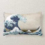 Den högkvalitativa underbaren vinkar av Kanagawa Lumbarkudde<br><div class="desc">Underbaren vinkar av Kanagawa (ura för den 神奈川沖浪裏Kanagawa-oki namien? , "under en vinka av Kanagawa"), också som är bekant, som underbaren vinkar eller enkelt vinka, är ett träklosstryck av den japanska ukiyo-ekonstnären Hokusai. Det publicerades sometime mellan 1829 och 1833 [1] i den sena Edo perioden, som det första trycket i...</div>
