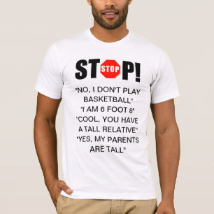 Den högväxt personen svarar T-tröja T Shirt