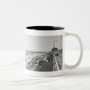 Den höjde promenaden och stranden B&W beskådar Två-Tonad Mugg