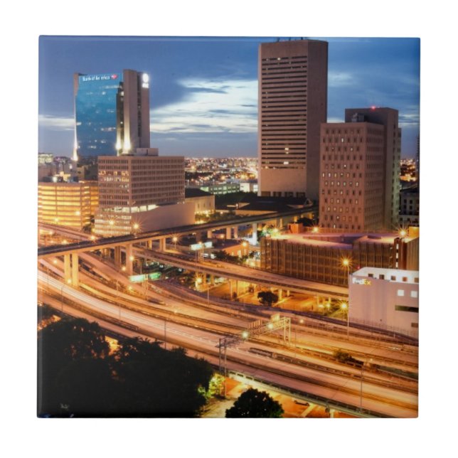 Den i stadens centrum staden beskådar kakelplatta (Framsidan)