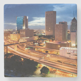 Den i stadens centrum staden beskådar underlägg sten