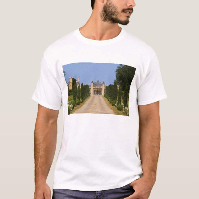 Den imponerande entrén till Chateau Haut Sarpe, de T-shirt (Framsida)