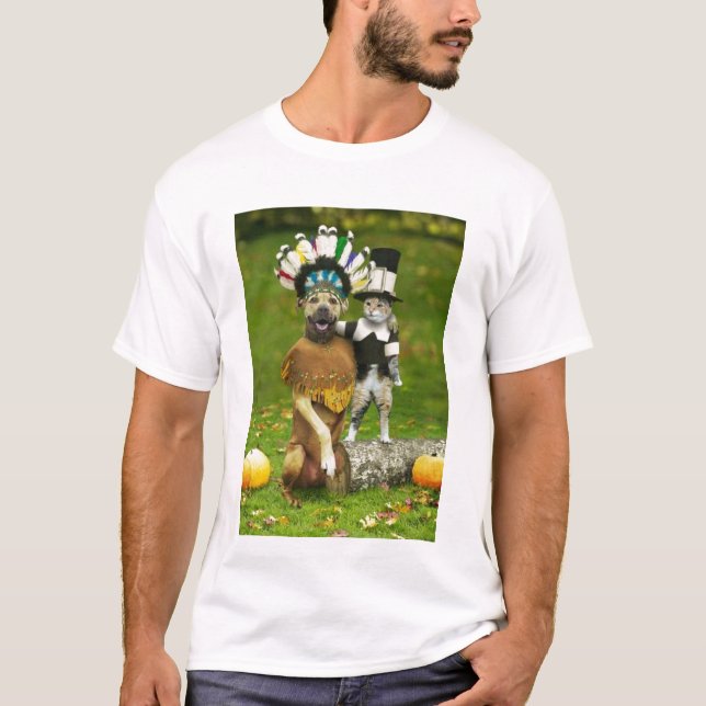 DEN INDISKA HUNDEN & VALLFÄRDAR KATTEN T-SHIRT (Framsida)