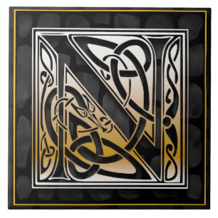 Den initiala monogramen för Celticsvartsten N Kakelplatta