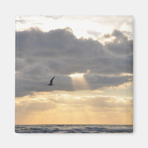 Den inspirera solen strålar hål i molnmagnet magnet