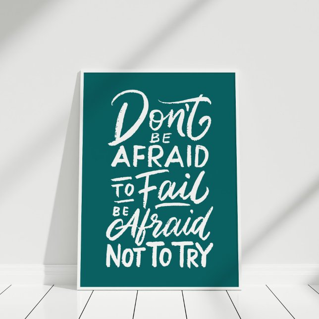 Den inspirerande citatet Poster "Var inte rädd" (Inspirational Quote Poster "Don't be afraid" in white frame on white wooden floor.)