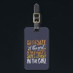 Den inspirerande citattecken som är Storlek för ka Bagagebricka<br><div class="desc">Inspirationell motivation citat till behållan du inspirerade och inspirerade andra runt dig. Vackert tal om starka och modiga flickkämpar, idrottsman, idrottskvinnor. Det är inte storleka på flickan i striden, men det är storleka på striden i flickan. Fastställande av att det är viktigt. Bakgrunden till färg kan ändras till önskad färg....</div>